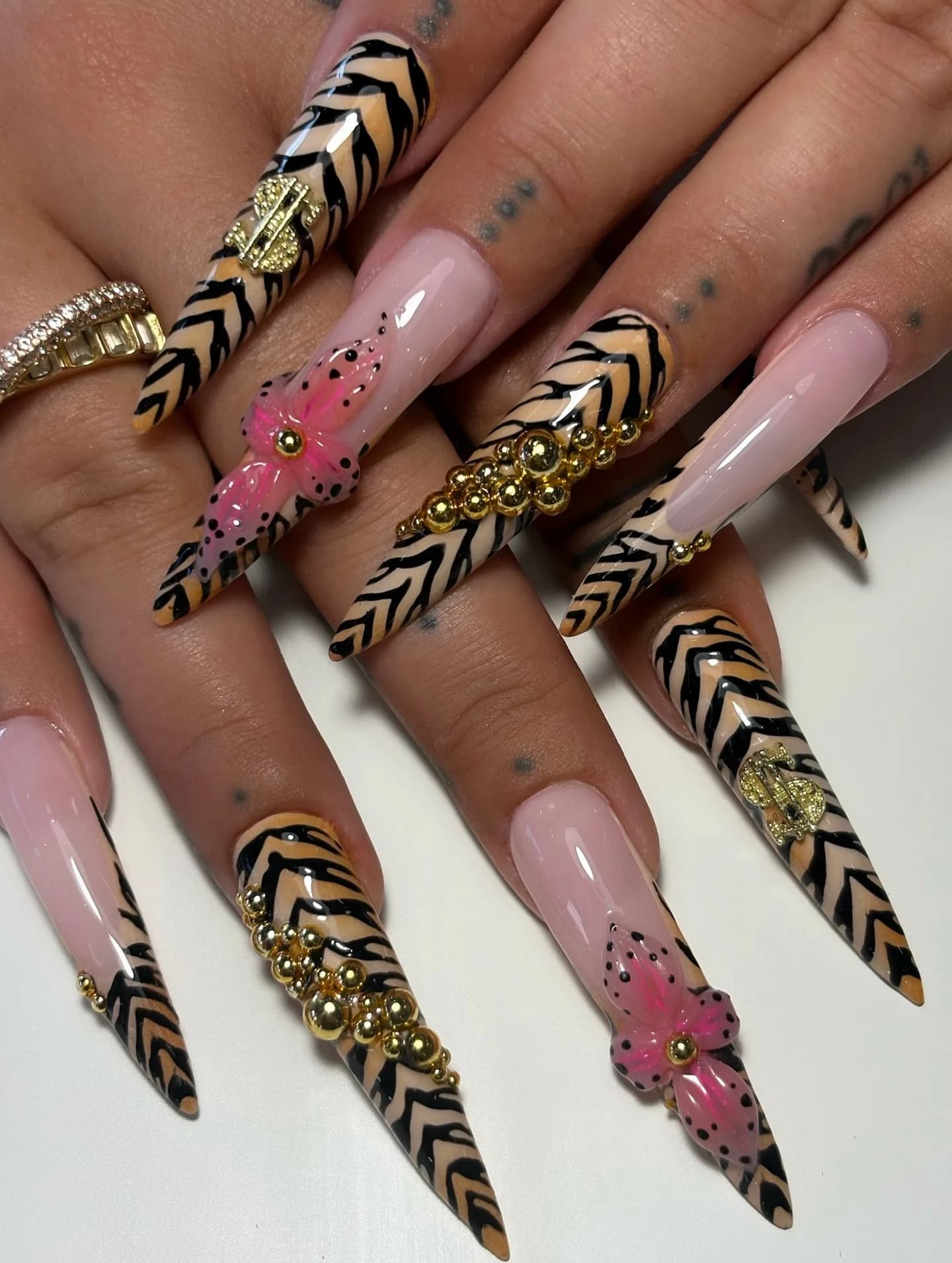 Pose de capsules américaines avec nail art 3D — Suneva Beauty, Toulon